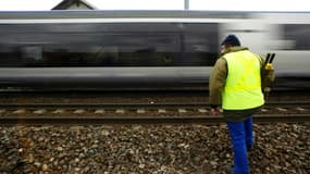 Un employé de la SNCF inspecte la voie ferrée de la ligne Paris-Strasbourg-Munich, le 25 mars 2004 à Vendenheim, au lendemain de la découverte d'une bombe sur la ligne Paris-Bâle
