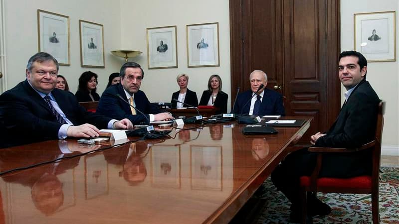 De gauche à droite, le chef des socialistes du PASOK Evangelos Venizelos, le chef de file des conservateurs de Nouvelle Démocratie Antonis Samaras, le président grec Karolos Papoulias et le leader de la Gauche radicale (Syrisa) Alexis Tsiprasand lors d'un
