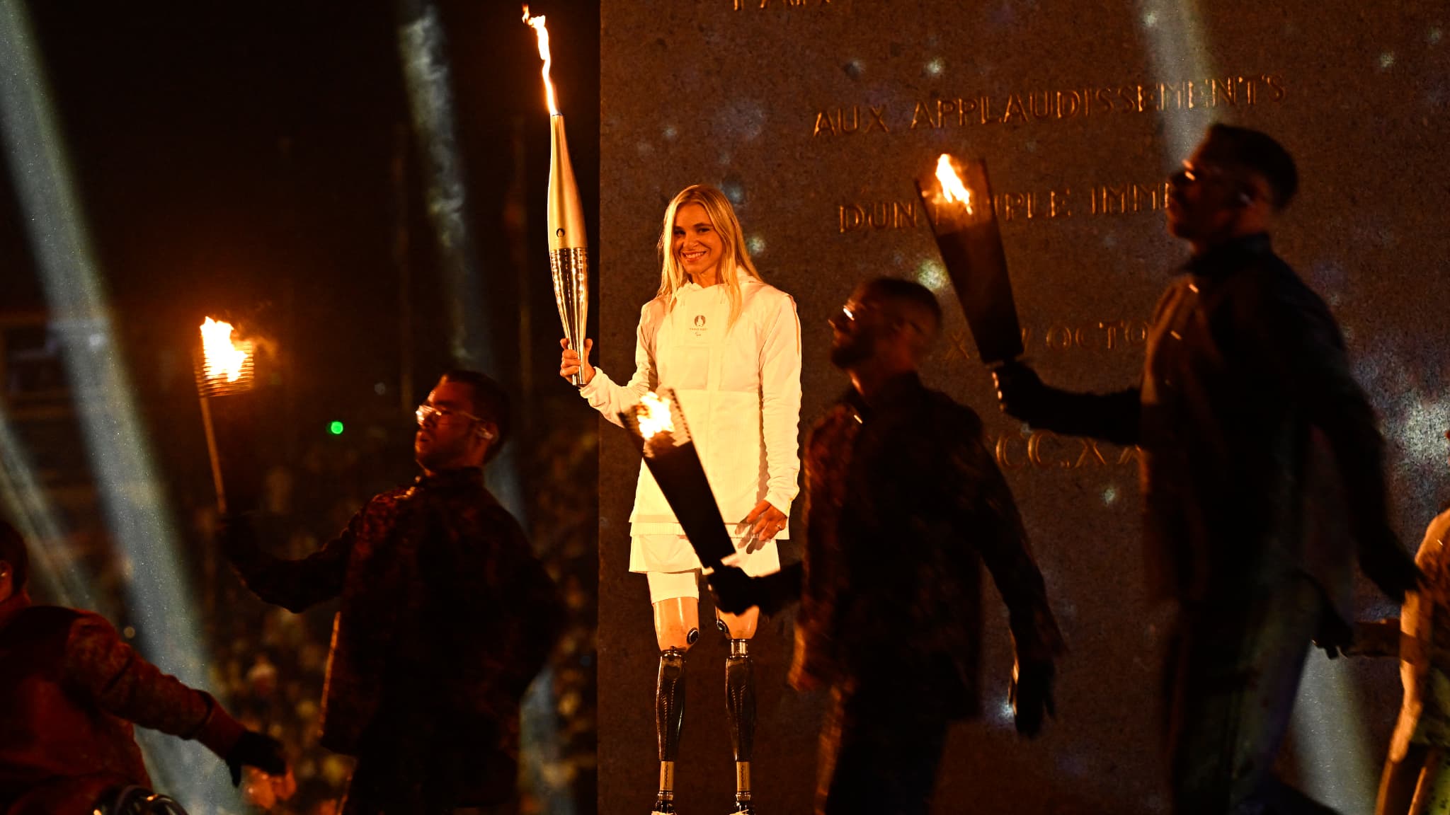 Oksana Masters porte la flamme paralympique le 28 août 2024.