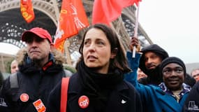 La secrétaire générale de la CGT Sophie Binet, lors d'une manifestation au pied de la Tour Eiffel dont les employés étaient en grève, le 22 février 2024