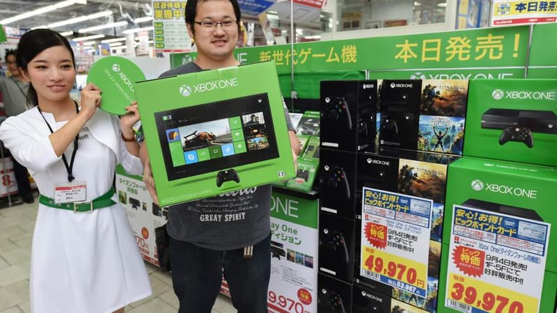 Un acheteur de la XBox one, lors du lancement de la console au Japon, le 4 septembre dernier.