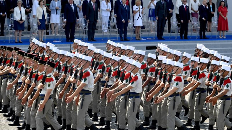 Le président Emmanuel Macron et son épouse en train d'assister au défilé du 14-Juillet 2018 à Paris.