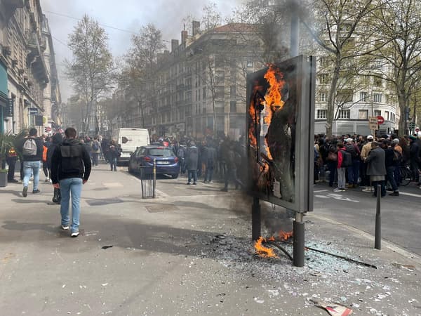 Un panneau publicitaire a été dégradé.