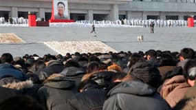 A Pyongyang, où cent mille soldats en uniforme et une immense foule de civils se sont rassemblés jeudi en silence au lendemain des funérailles de Kim Jong-il. La Corée du Nord a célébré jeudi l'héritage militaire laissé par le "Cher dirigeant" et intronis