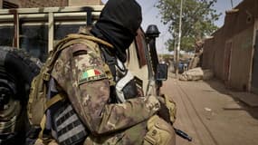 Un soldat de l'armée malienne en patrouille entre Mopti et Djenne, dans le centre du Mali, le 28 février 2020