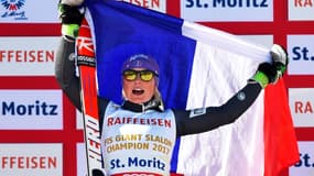 Tessa Worley fête sur le podium, son titre de championne du monde de géant, le 16 février 2017 à Saint-Moritz
