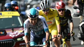 Lenny Martinez, Tadej Pogacar et Jonas Vingegaard sur la 10e étape du Tour de France, le 14 juillet 2025