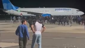 Une foule prend d'assaut un aéroport de Makhatchkala, au Daguestan, en Russie, le 29 octobre 2023