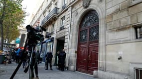 Des policiers devant la résidence hôtelière à Paris où Kim Kardashian s'est fait attaquer en octobre 2016