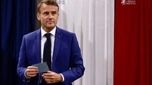 Le président Emmanuel Macron votant au Touquet (Pas-de-Calais) au premier tour des élections législatives le 30 juin 2024