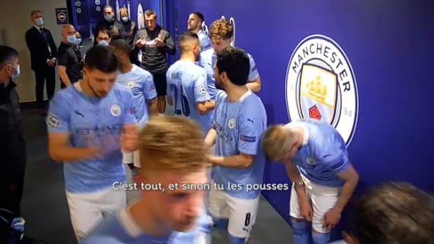 Les conseils de Riyad Mahrezà John Stones à la pause Les conseils de Riyad Mahrezà John Stones à la pause