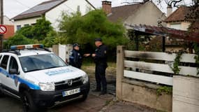 Des policiers municipaux devant le domicile endommagé du maire de l'Hay-les-Roses Vincent Jeanbrun, le 2 juillet 2023
