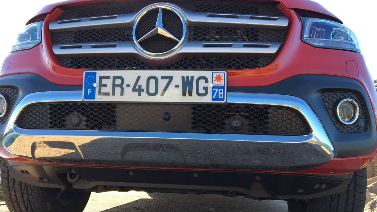 En version Power, disponible à partir de 48.165 euros, le Classe X retrouve tous les atours d'une Mercedes, comme le chrome. En version Power, disponible à partir de 48.165 euros, le Classe X retrouve tous les atours d'une Mercedes, comme le chrome.