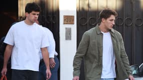 Oscar Jegou et Hugo Auradou au moment de quitter leur résidence surveillée de Mendoza, le 12 août 2024