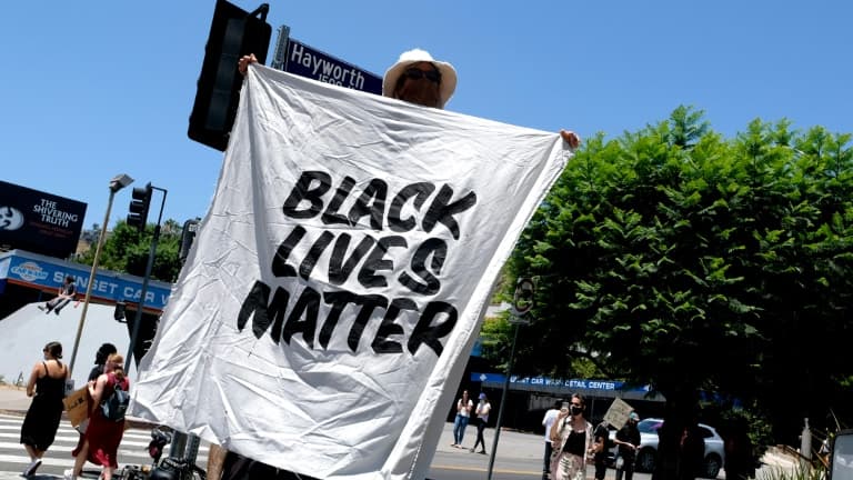 Une pancarte "Black Lives Matter" lors d'une manifestation, le 14 juin à Los Angeles en Californie. 