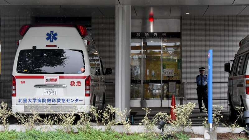Deux ambulances attendent à l'entrée de l'hôpital universitaire de Kitazato, le 26 juillet 2016 (photo d'illustration)