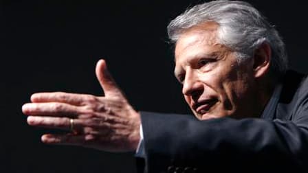 Dominique de Villepin a dénoncé lors d'un déplacement en banlieue parisienne les "lunettes sécuritaires" de Nicolas Sarkozy, qui l'empêchent selon lui de voir les vrais problèmes des quartiers. /Photo prise le 25 mars 2010/REUTERS/Vincent Kessler