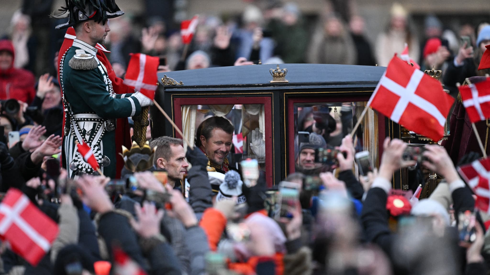 Le roi Frederik X et son épouse la reine Mary, déambulent en carrosse dans les rues de Copenhague après leur proclamation au trône, le 14 janvier 2024.