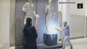 Des membres de Daesh saccagent des oeuvres dans le musée de Mossoul, en Irak, sur des images de propagande diffusées fin février 2015. 