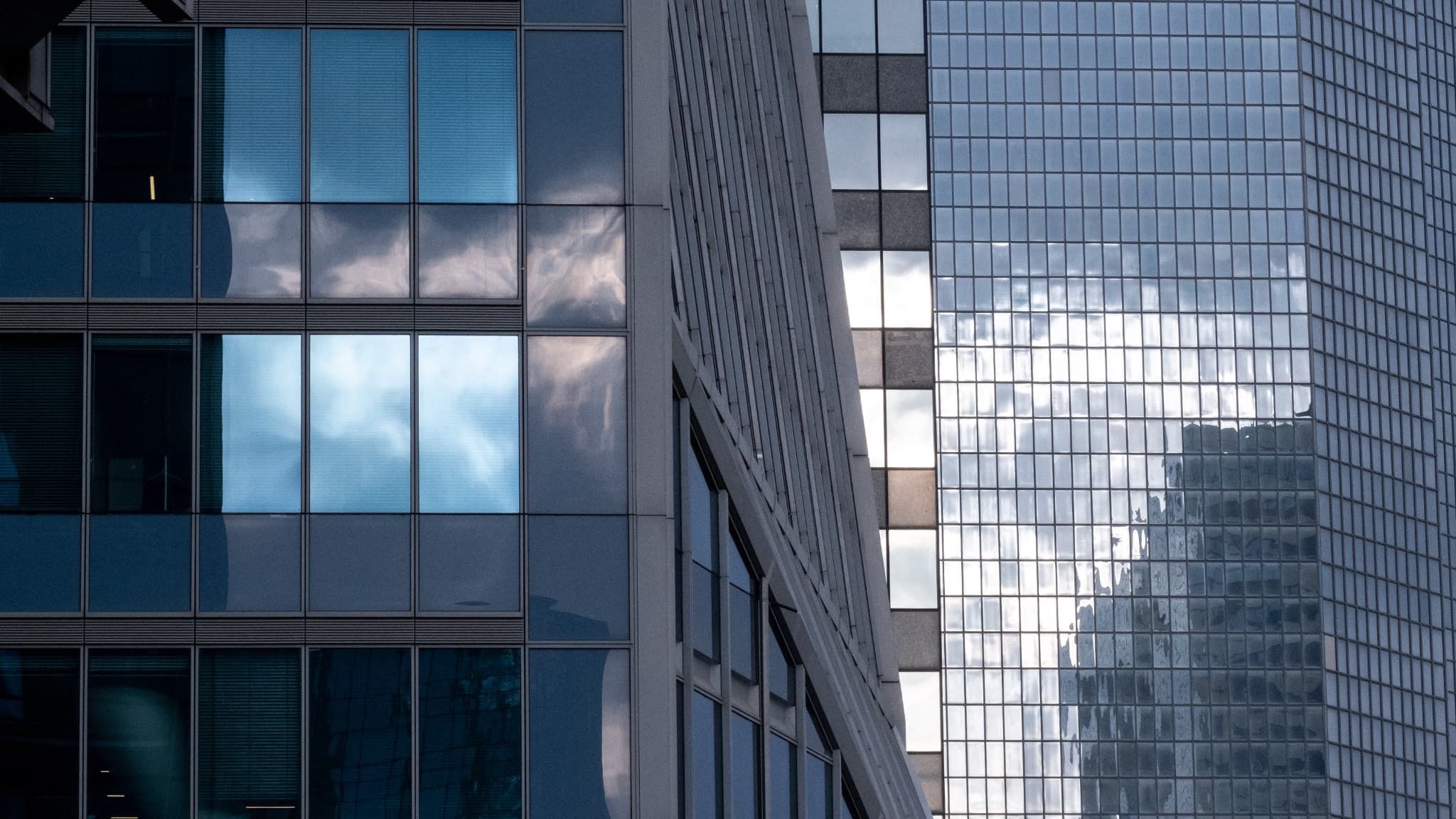 "UNE COLLÈGUE A CRAQUÉ": QUAND LES BUREAUX VITRÉS SE TRANSFORMENT EN VÉRITABLES FOURS AU COURS DE L'ÉTÉ
