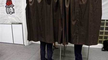 Le Parti socialiste tente de mettre sur pied une organisation irréprochable pour sa future primaire présidentielle afin d'éviter un nouveau psychodrame, mais de nombreuses inconnues persistent à huit mois du vote. /Photo d'archives/REUTERS/Jean-Paul Pélis