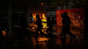 Des policiers chargent pour disperser des manifestants qui ont incendié des poubelles à la fin d'une manifestation place de la République, dans le cadre du mouvement « Bloquons tout », à Paris, le 10 septembre 2025. 