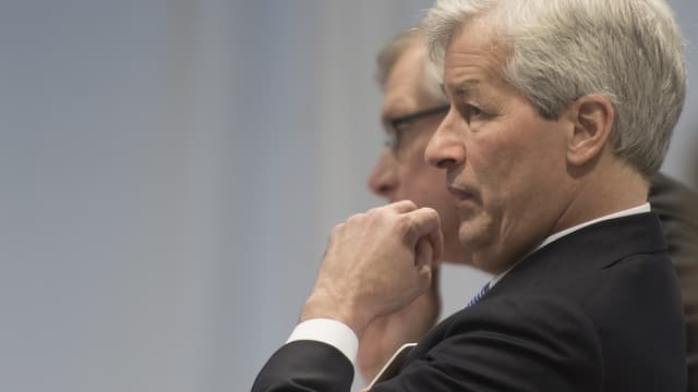 Moins de soutien de la part des actionnaires, emergence d'une volonté de changement chez JP Morgan... Le PDG Jamie Dimon connaît une fin de mandat plus difficile que prévue.