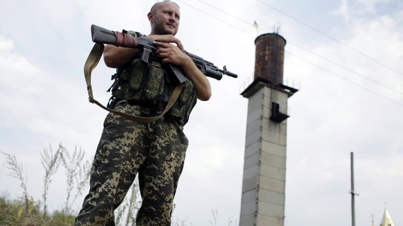 Un soldat ukrainien surveille un check-point près de la ville de Donetsk, dans l'Est de l'Ukraine, le 11 août.