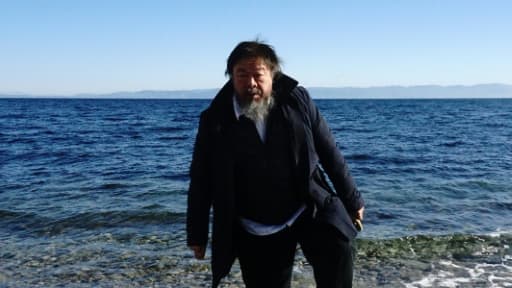 L'artiste chinois Ai Weiwei près de Mytilène, sur l'île grecque de Lesbos le 1er janvier 2016