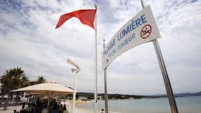 En revanche, l'interdiction ne concerne pas les terrasses des cafés et ne concerne pas non plus les cigarettes électroniques.