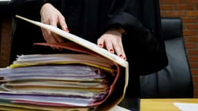 Une juge ouvre un dossier dans une salle d'audience (photo d'illustration)