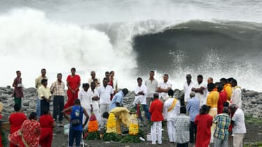 Des Hindous font des offrandes en prévision du cyclone Bejisa à La Réunion.