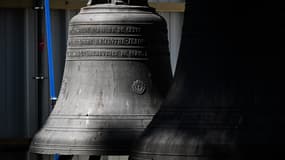 La cloche de la cathédrale Notre Dame de Paris, un mois après l'incendie du 15 mai 2019.
