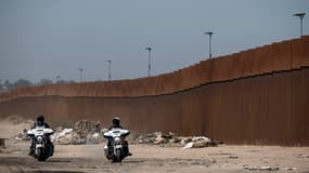 Des forces de l'ordre mexicaines patrouillent le mur de la frontière américano-mexicaine