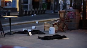 Des manteaux déposés par terre sur la terrasse du Comptoir Voltaire, le soir des attentats.