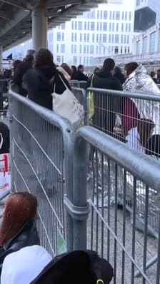 Ces fans de Taylor Swift campent devant La Défense Arena avant son premier concert  