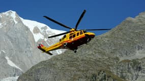 Un hélicoptère vient en secours à des touristes dans les Alpes. Photo d'illustration