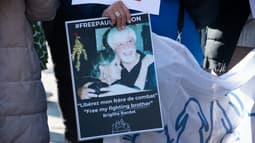 Un manifestant tenant une photo de Brigitte Bardot et Paul Watson lors d'une mobilisation en soutien à Paul Watson, militant anti-chasse à la baleine américano-canadien de l'ONG Sea Shepherd, place de l'Hôtel de Ville à Paris, le 23 octobre 2024.
