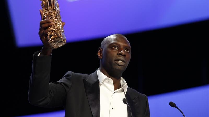 L'acteur Omar Sy, ici lors de la cérémonie des César, est la personnalité préférée des Français, selon le classement annuel du Journal du Dimanche, la star du film "Intouchables" détrônant le tennisman et chanteur Yannick Noah. /Photo prise le 24 février