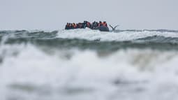 Des personnes à bord d'une embarcation de fortune tentent la traversée de la Manche au large de la plage d'Hardelot, le 13 août 2025