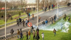 Les migrants ont été dispersés par des jets de gaz lacrymogène. 