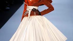 Pour la haute couture estivale de Dior, John Galliano a une nouvelle fois mis en valeur l'héritage du fondateur de la maison, donnant un nouveau souffle au vestiaire des années 50. /Photo prise le 24 janvier 2011/REUTERS/Benoît Tessier