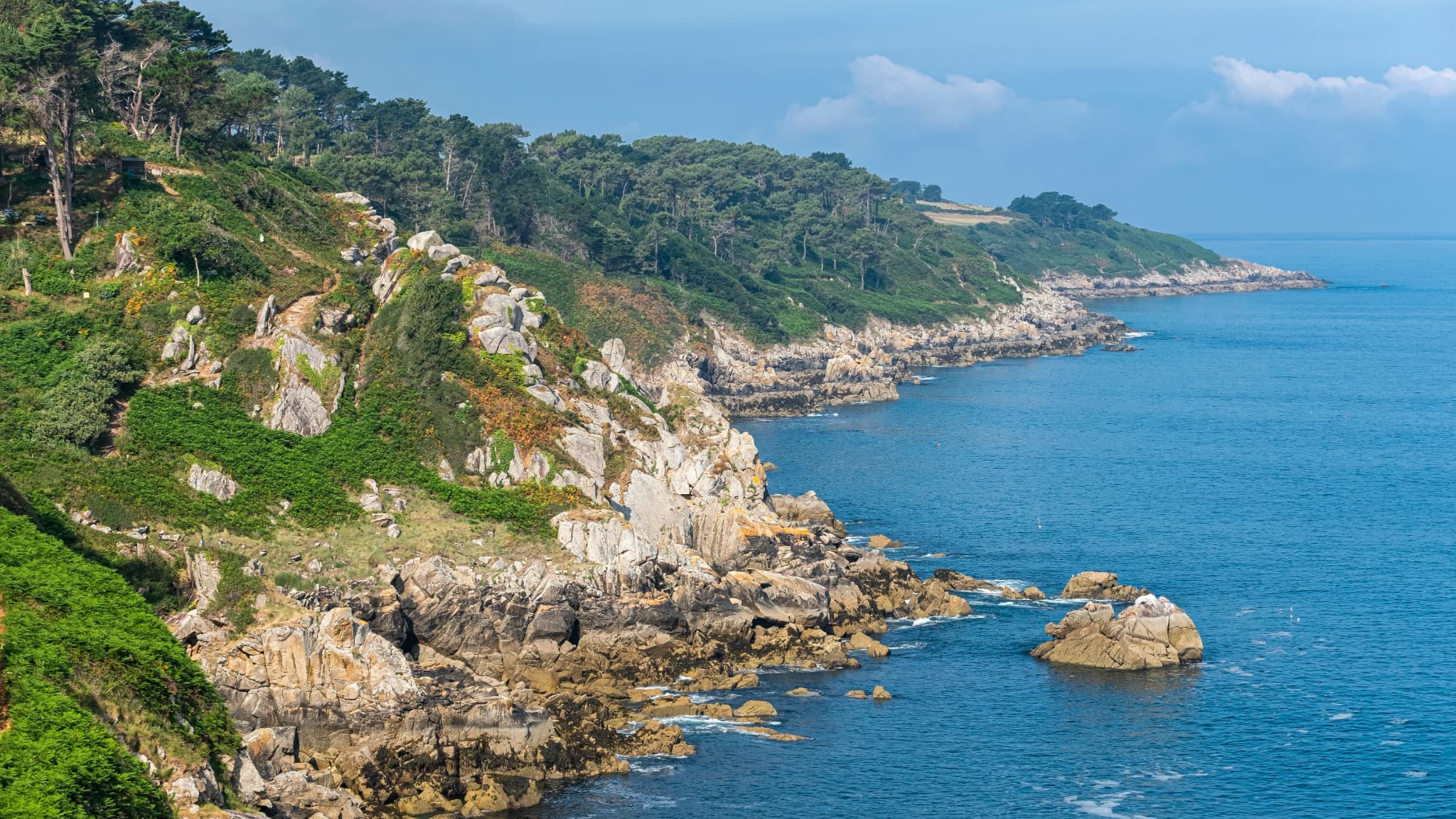 FINISTÈRE: LE DÉPARTEMENT CROISE LE FER AVEC LES OCCUPANTS D'UN SQUAT QUI DOIT DEVENIR UN PROJET DE RENATURATION