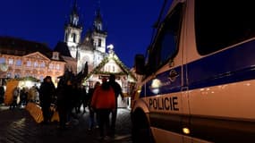 Image d'illustration d'une voiture de police devant le marché de Noël de Prague le 3 décembre 2017