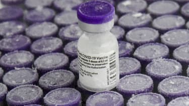 Un flacon du vaccin Pfizer-BioNTech contre le Covid-19, conservé dans un congélateur à -70 degrés C° à l'hôpital du Mans (ouest)