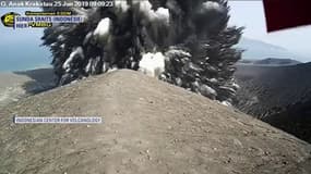 L’éruption très spectaculaire du volcan Anak Krakatoa en Indonésie 