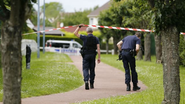 Des policiers à Magnanville, dans les Yvelines, mardi 14 juin, près de la maison où un couple de policiers a été tué (photo d'illustration)