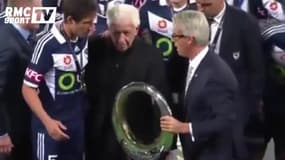 La lourde chute du président de la Fédération australienne lors de la remise du trophée de champion