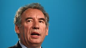 Le Parti socialiste a amorcé un tournant en se rangeant derrière son aile gauche, qui réclame une rupture avec la rigueur et des politiques de relance, estime le dirigeant du MoDem François Bayrou dans une tribune publié lundi par Le Monde, en précisant q