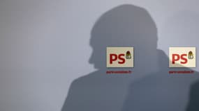 L'ombre du Premier secrétaire du Parti socialiste, Jean-Christophe Cambadélis, lors d'une conférence de presse 
